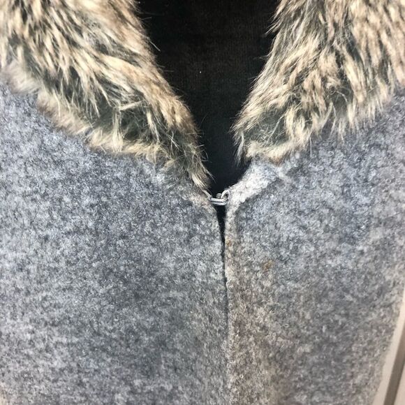 Chico’s gray short sleeve sweater jacket with faux fur collar, size2 M/L - Picture 3 of 10